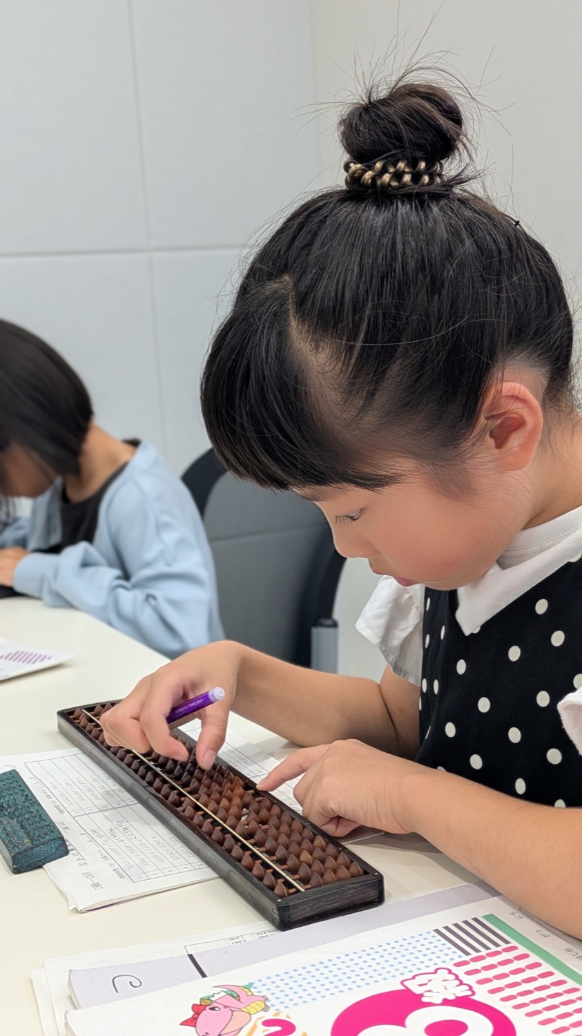 楽珠そろばん教室で集中して学ぶ子ども